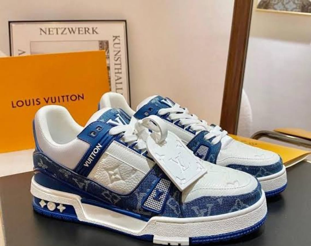 LV trainer sneaker / with og lv box
